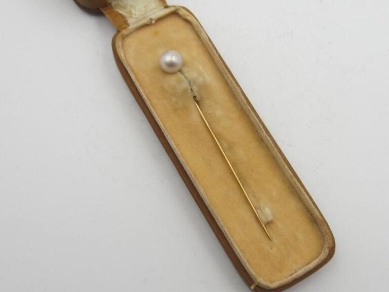 Epingle de cravate en or  jaune (750 ‰)orné d’une perl