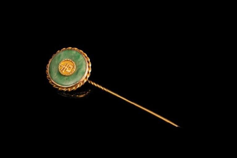 EPINGLE EN OR 18K ET EN JADE JADEITE