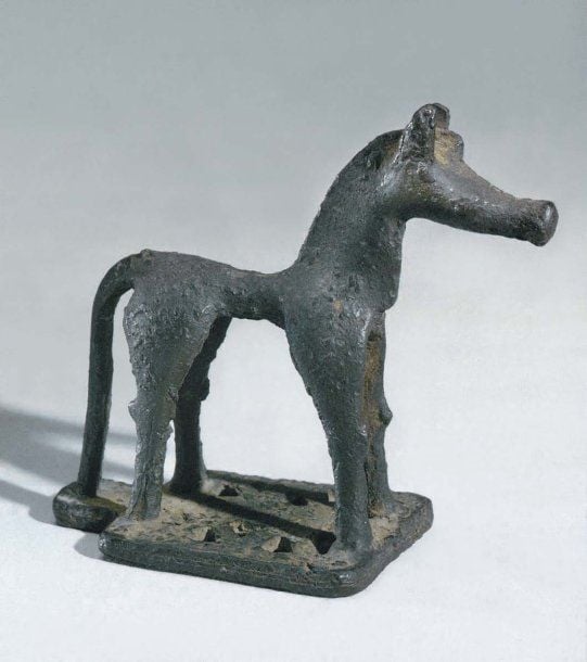 ÉQUIDÉ Cheval de style géométrique, debout sur une base rectangulaire aux ajours triangulaire