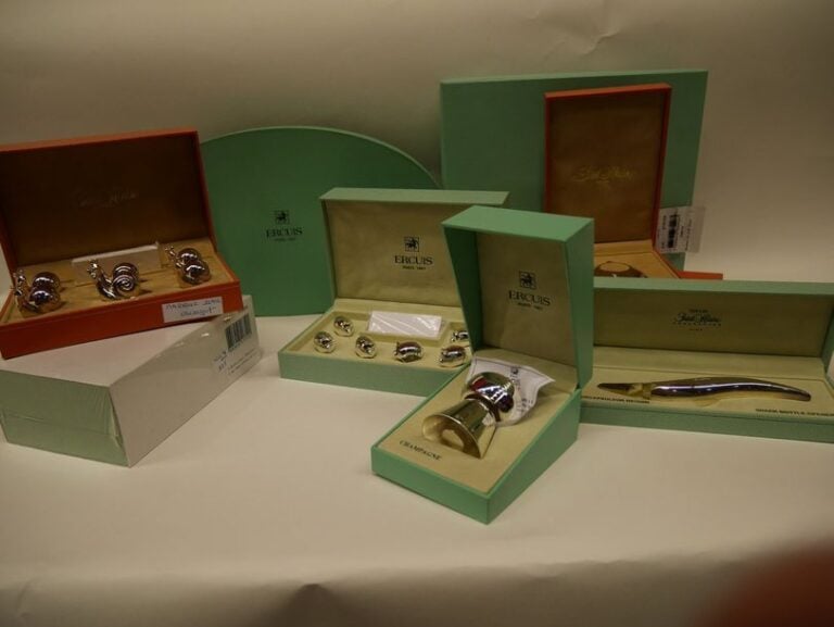 Ercuis :Marques places , décapsuleur , plateau fromage , ramasse miettes …