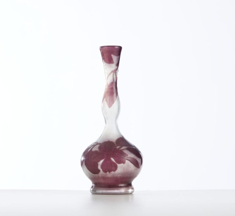 ÉTABLISSEMENTS GALLE - Vase en verre gravé à l'acide à décor de fleurs - Signé…