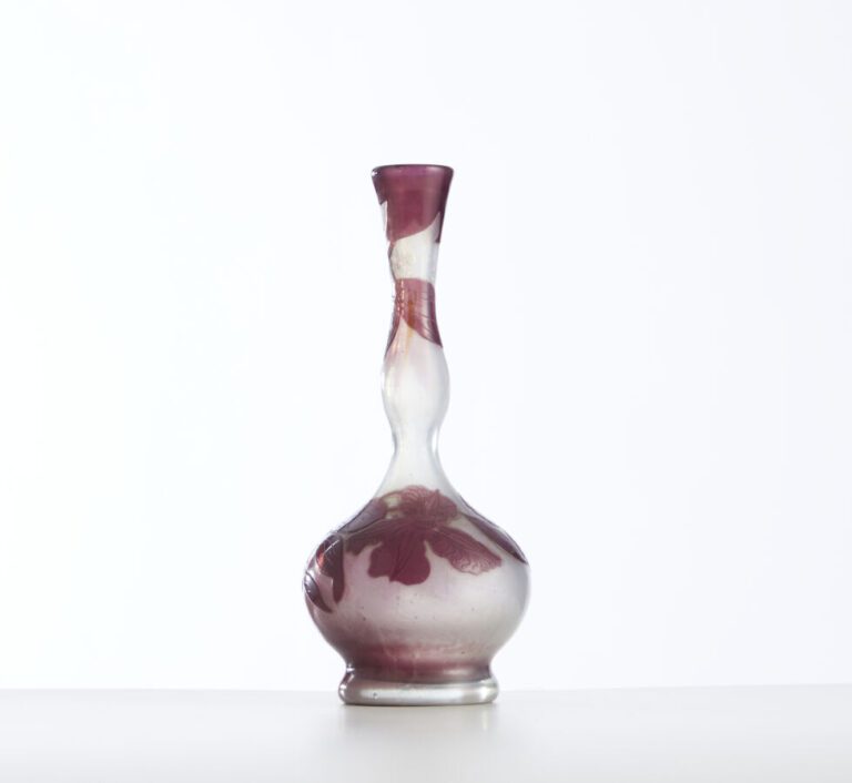 ÉTABLISSEMENTS GALLE - Vase en verre gravé à l'acide à décor de fleurs - Signé…