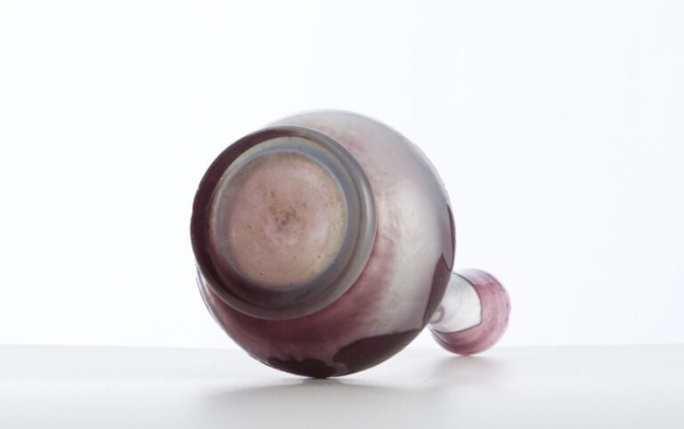 ÉTABLISSEMENTS GALLE - Vase en verre gravé à l'acide à décor de fleurs - Signé…