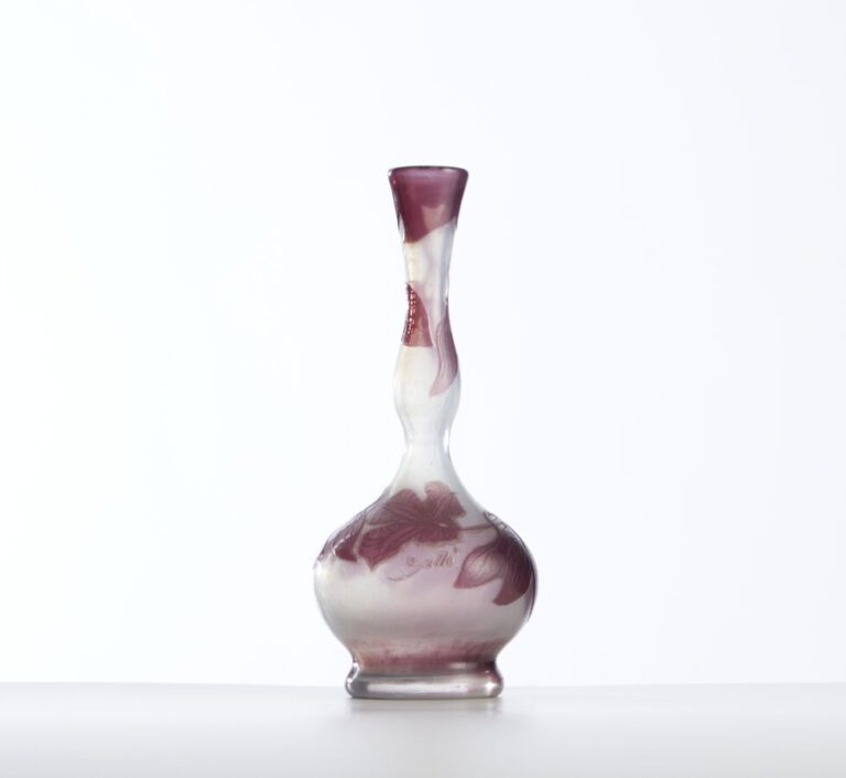 ÉTABLISSEMENTS GALLE - Vase en verre gravé à l'acide à décor de fleurs - Signé…