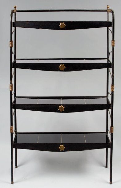 Etagère en métal tubulaire noirci à quatre rayonnages et fonds de plateaux à tablettes de carreaux, en verre opalin noi