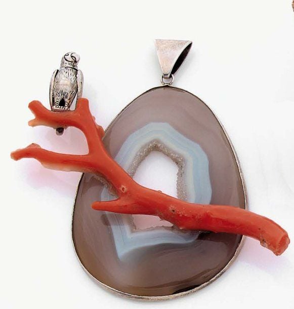Étonnant PENDENTIF en argent serti d'une géode d'agate surmontée d'une branche de corail sur laquelle pose un perroquet articulé en argent cisel