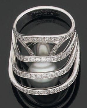 Étonnante BAGUE « vagues » en or gris renfermant une perle de culture et serti d'alignements de diamant