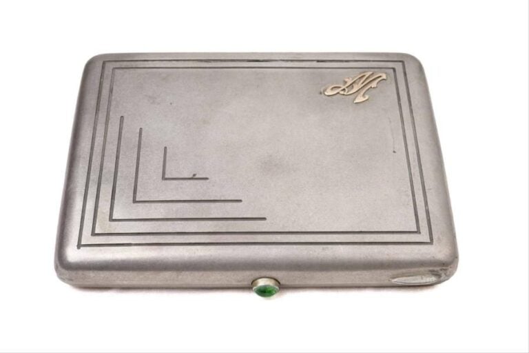Étui à cigarettes rectangulaire à bords arrondis en argent 84 zolotniks (875 millièmes), intérieur vermeil, à décor de filets, appliqué du mémento M en or, le couvercle s'ouvrant à charnière par une pierre verte cabocho