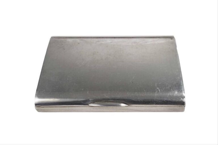 Étui à cigarettes rectangulaire à bords arrondis en argent uni 84 zolotniks (875 millièmes), intérieur vermeil, le couvercle s'ouvrant à charnière par un poussoi