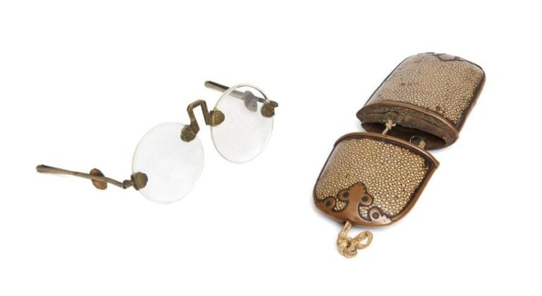 Etui à lunettes en peau de raie tannée, avec des bordures métallique