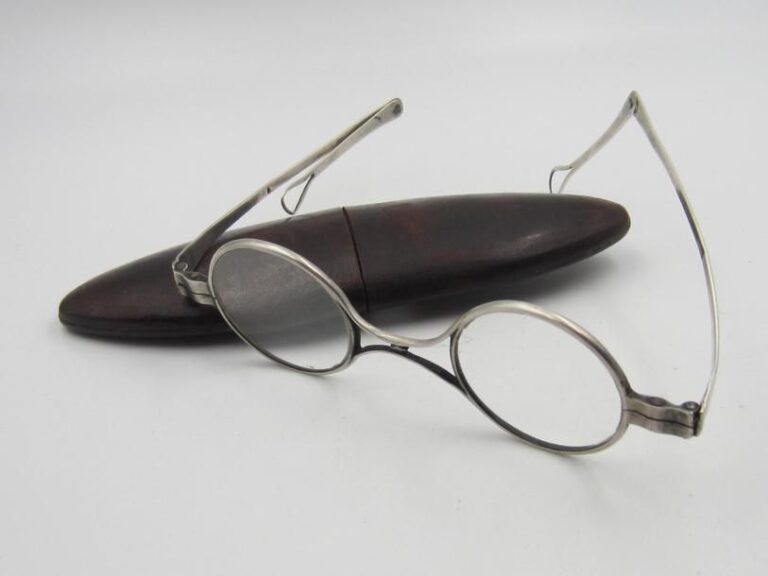 Étui en cuir contenant une paire de lunettes en argent (950 ‰)