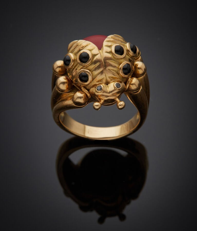 Eva SEGOURA - BAGUE "coccinelle" en or jaune (750‰) godronné et sculpté, ornée…