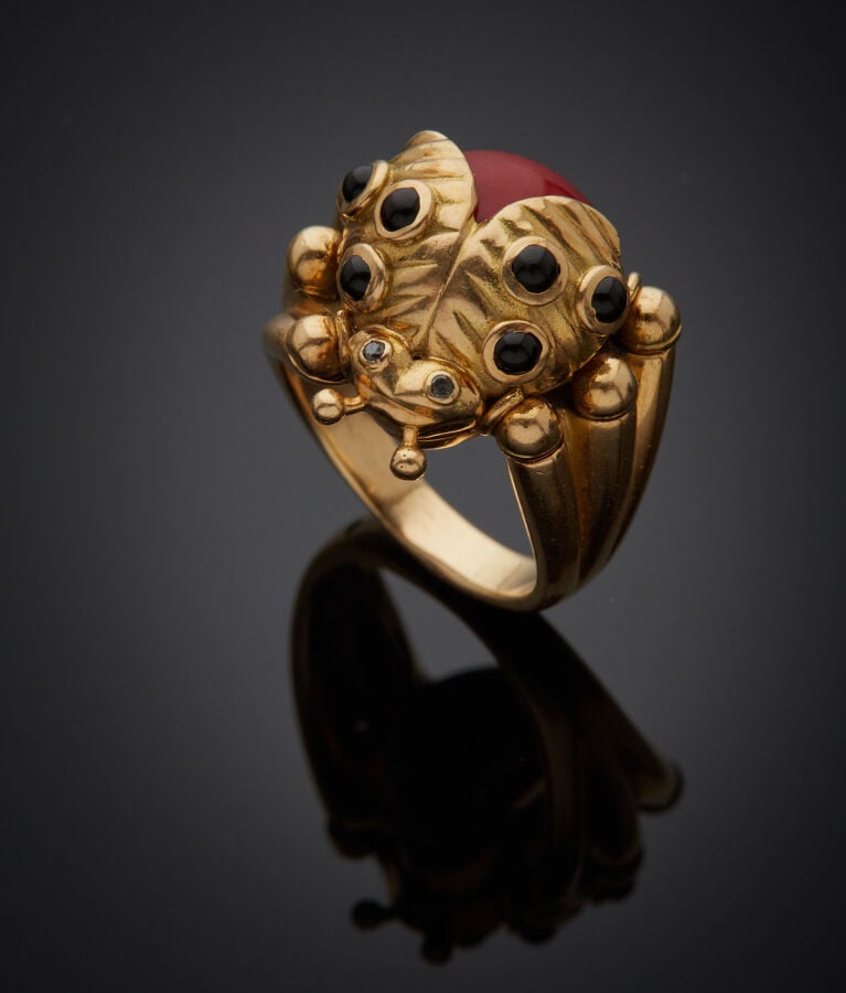 Eva SEGOURA - BAGUE "coccinelle" en or jaune (750‰) godronné et sculpté, ornée…