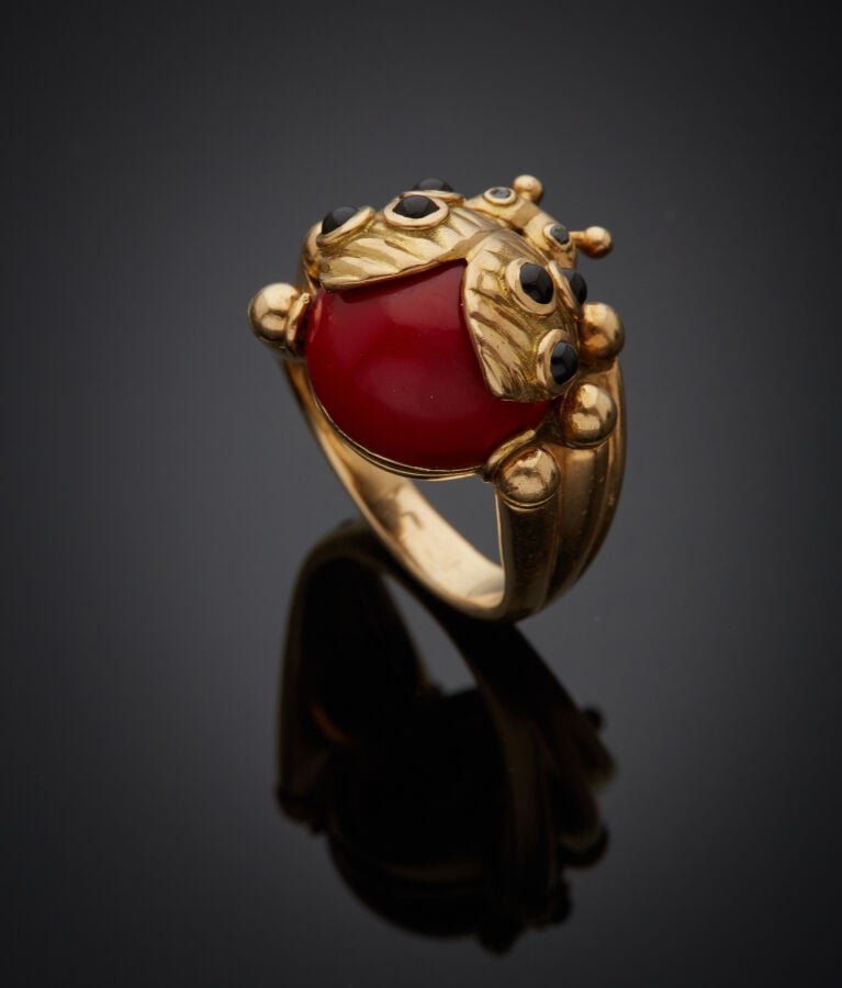 Eva SEGOURA - BAGUE "coccinelle" en or jaune (750‰) godronné et sculpté, ornée…
