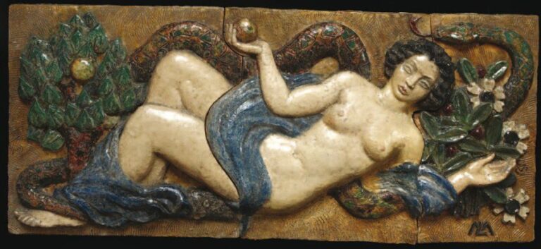 Eve et le serpent Bas-relief en grès à trois éléments juxtaposés, à motif émaillé bleu, vert et beige sur fond marron clair rehaussé de dorur