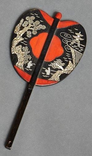 Eventail d'arbitre de Sumo (gunbai) laqué de couleur rouge et noir