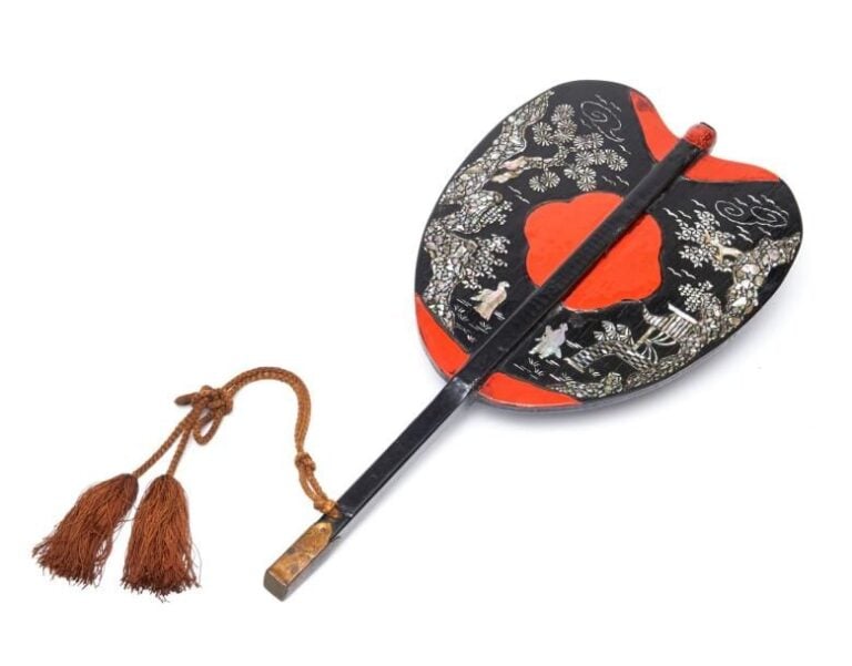 Eventail gunbai en bois laqué noir et rouge garni d'un pompon décolor