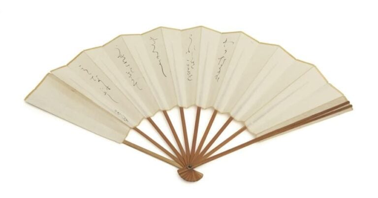 Eventail pliant (?gi) sur lequel est inscrit un des poèmes waka de la nonne bouddhiste Otagaki Rengetsu (1791-1875) :