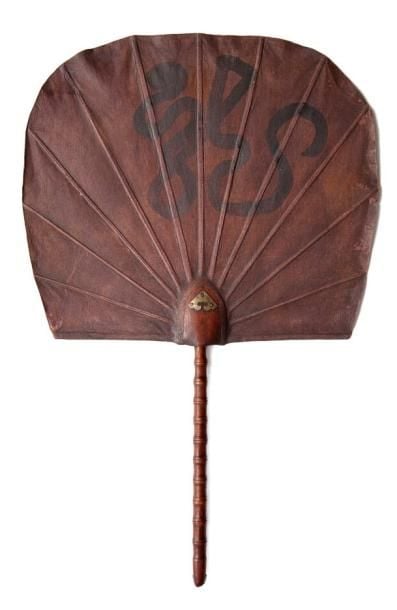 Eventail uchiwa imitant une feuille de palme et sur lequel est inscrit le caractère «dragon
