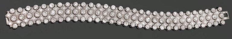 Exceptionnel BRACELET souple en platine ajouré et articulé serti de diamants de taille ancienn