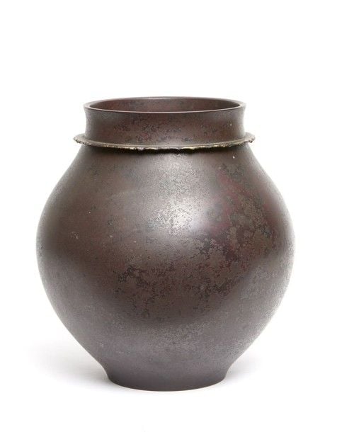 Exceptionnel lourd vase de forme globulaire et de couleur foncée avec encolur