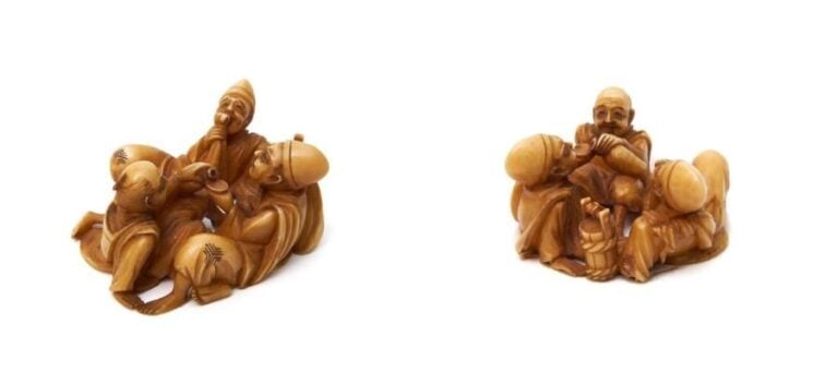 Exceptionnel netsuke en ivoire représentant trois hommes joyeux assis par terre et en train de boir