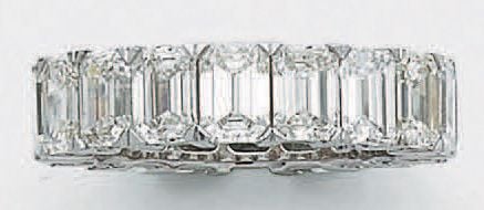 Exceptionnelle ALLIANCE en or gris (750 millièmes) serti d'un alignement de 18 diamants taille émeraud