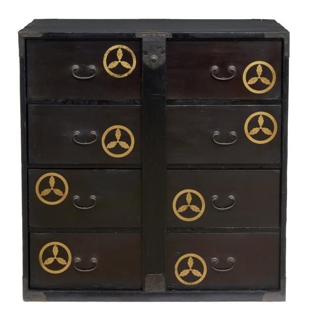 Exceptionnelle commode d'une grande rareté garnie de laque noire avec quatre tiroirs derrière une barr