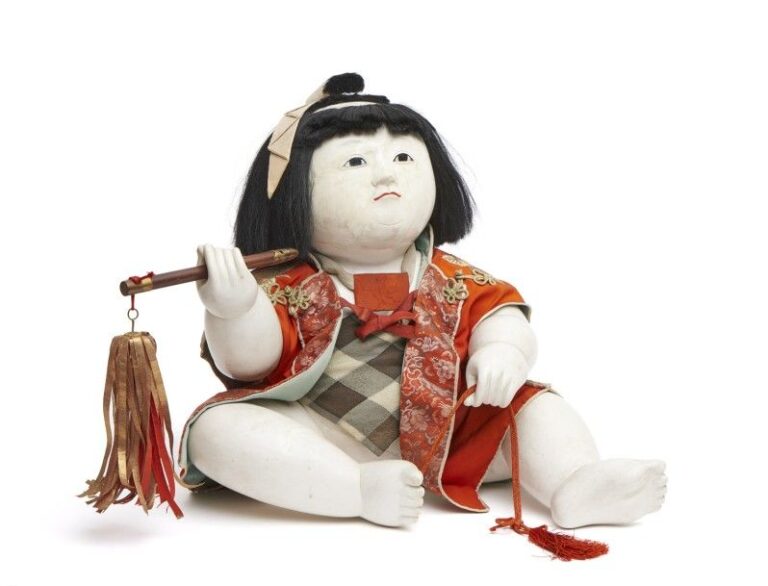 Exceptionnelle poupée représentant le personnage de Momotar? (le garçon-pêche, petit garçon né dans une pêche selon le folklore japonais