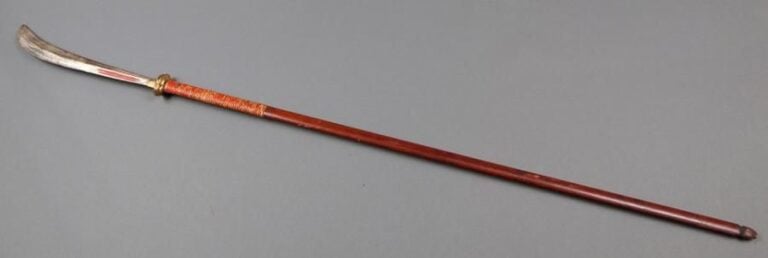 Fauchard décoratif (naginata) en bois avec une lame de couleur argen