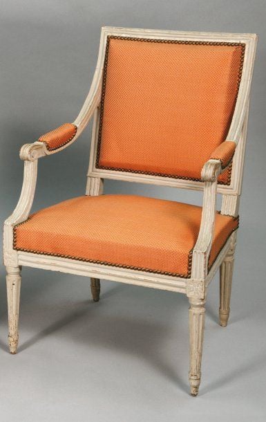 Fauteuil à dossier plat, en bois sculpté rechampi gri