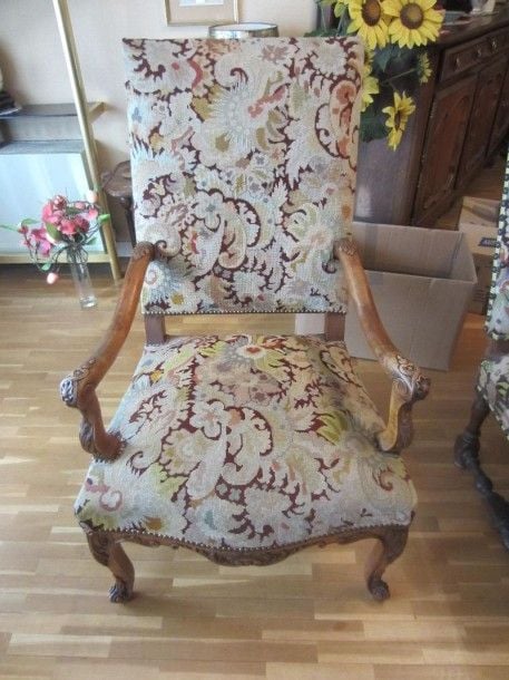 Fauteuil en bois naturel, les accotoirs et piétement sculptés de coquilles et feuillages, style Régenc