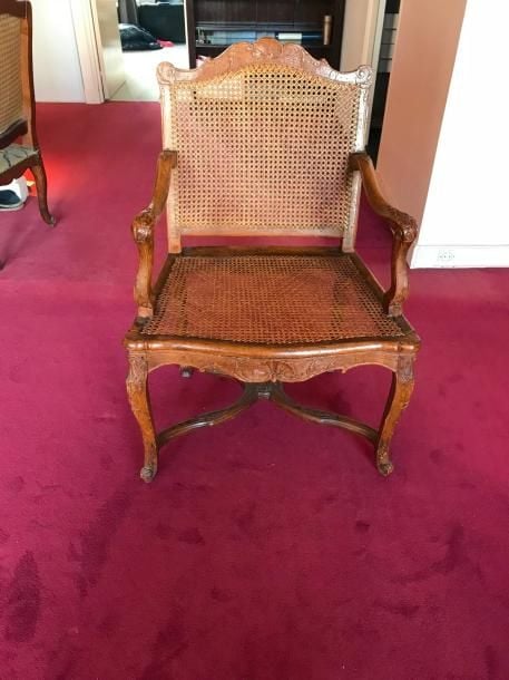 Fauteuil en noyer mouluré à décor de rinceaux et coquille