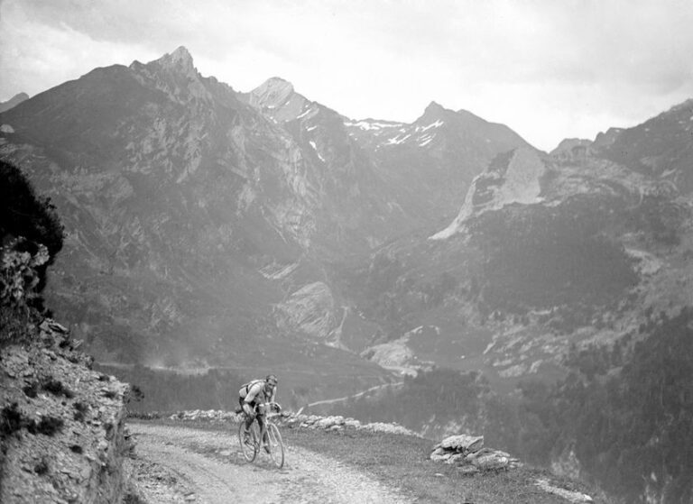 Félix Goethals - Col de l'Aubisque, Tour de France 1920 © Collections L'Équipe 7 juillet 192