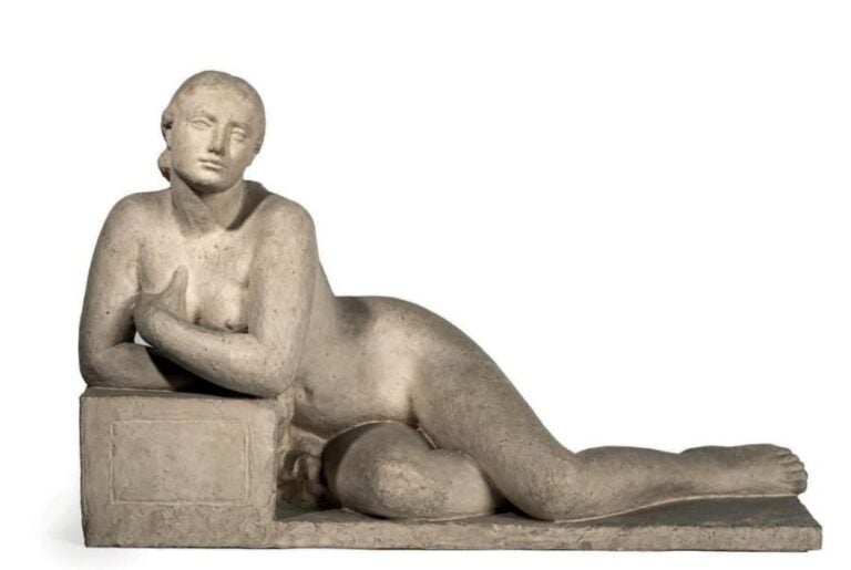 Femme accoudée