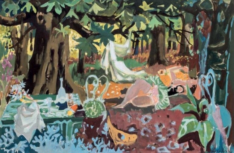 Femme assoupie dans la forêt