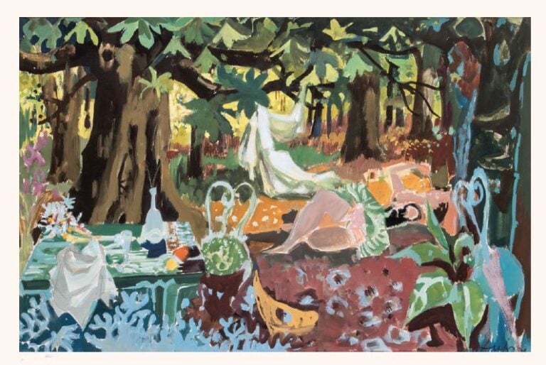 Femme assoupie dans la forêt