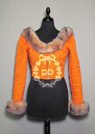 Femme (automne-hiver 1995/96, collection "Cavalières et amazones des temps modernes") BLOUSON-BOLERO en polyester ouatiné matelassé orange, important décolleté et poignets garnis de fausse fourrure lustrée rose poudre et noir, fermeture éclair (griffe noire, graphisme vert) (T38) Bibliographie: veste de même inspiration reproduite