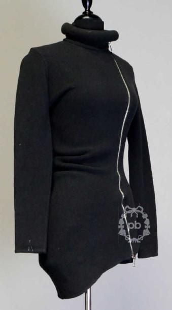 Femme (automne-hiver 1999/2000, collection "Le 3e millénaire sera amour") TUNIQUE déconstruite asymétrique en lainage stretch noire, encolure montante boudinée s'attachant à l'aide d'un aimant sur fermeture éclair (T38)
