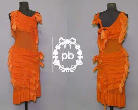 Femme (printemps-été 2002, collection "Peace and Love") ROBE composée de bas en nylon clémentine, décolleté asymétrique à une épaule, poitrine, haut du dos et jupe à effet volanté superposé (griffe noire, graphisme vert) (T38) (accros et fils tirés) Bibliographie: robe identique reproduite dans un autre coloris