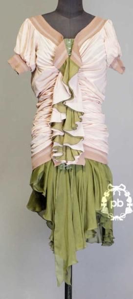 Femme (probablement printemps-été 2007, collection "Rétrospective") ROBE drapée asymétrique en jersey rayonne rose poudre et bronze, décolleté en pointe et bas des petites manches soulignés de bord-côtes vieux rose, fermeture par de petites agrafes, chaque parement orné d'un volant (T40)