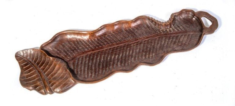 Feuille de bananier en bois sculpté utilisée comme platea