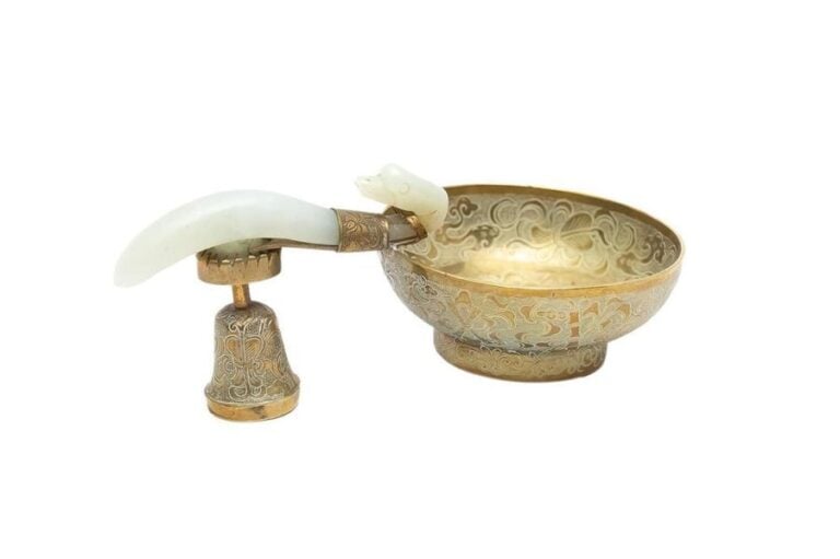 FIBULE / BOUCLE DE CEINTURE EN JADE NEPHRITE BLANC