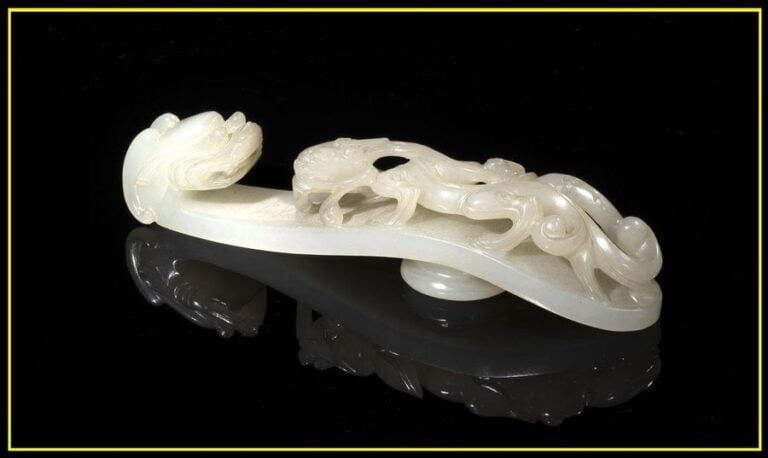 FIBULE / BOUCLE DE CEINTURE EN JADE NEPHRITE BLANC