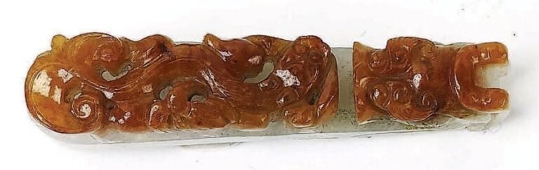 Fibule en jadéite céladon et rouille, sculpté d'un double drago
