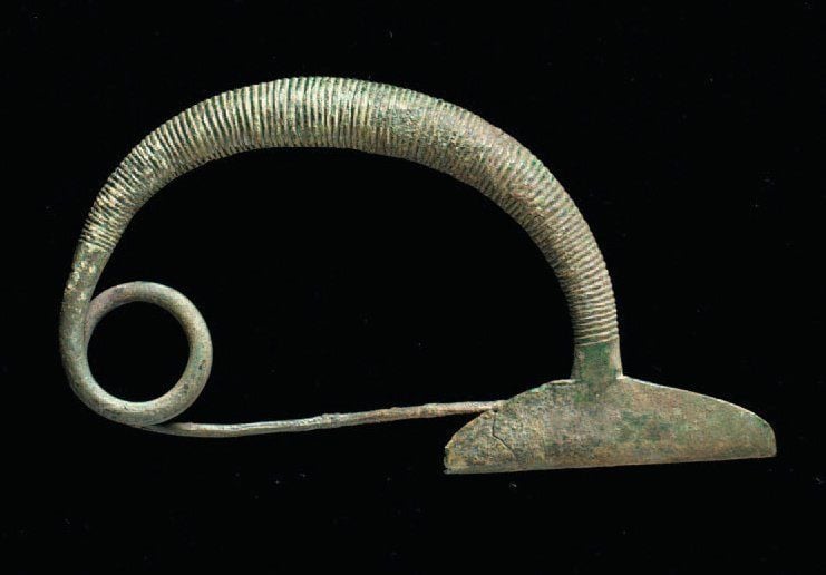 FIBULE Grande fibule complète arquée, décorée de fines moulures concentrique
