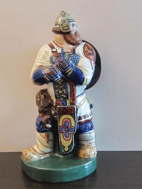 Figure de bogatyr en porcelaine polychrome, représentant le héros de la Rus' de Kiev Ilya Mouromets debout en armure traditionnelle des X-XIe siècles, sur un socle ver
