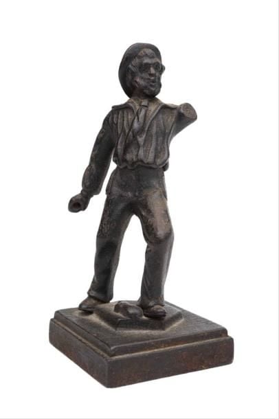 Figure de marin en pied, en bronze, reposant sur un socle carr