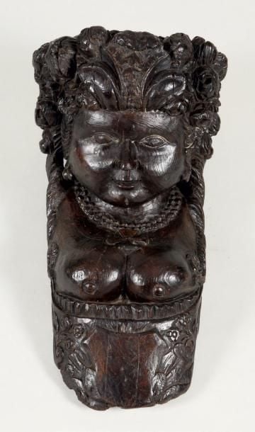 FIGURE DE PROUE Buste de femme dénudée, portant un collier de perles et croix de Malt