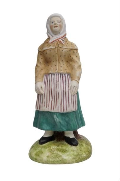 Figure en biscuit de porcelaine polychrome représentant une femme en pied portant un foular